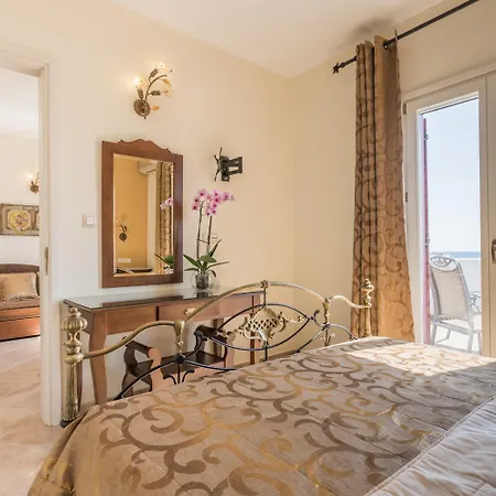 Ariadne מלון דירות 3*